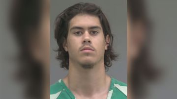 El jugador de los Florida Gators, Jalen Kitna, fue arrestado por las autoridades y pasará a disposición judicial.