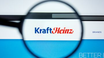 Imagen de una lupa que está apuntando al logotipo de la marca Kraft Heinz.