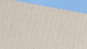 Imagen de la entrada de una tienda Kroger y de una persona que carga mercancía en una camioneta.