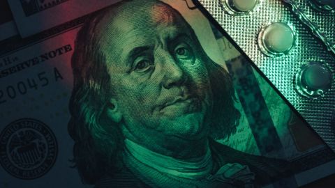 Imagen de un billete de $100 dólares y de un paquete de pastillas.