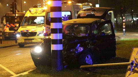 Mujer es atropellada tres veces... ¡por su propio auto!