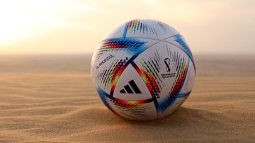 Imagen de un balón de futbol en medio de un desierto.