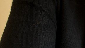 Imagen de una niña enferma con una persona que la acompaña.