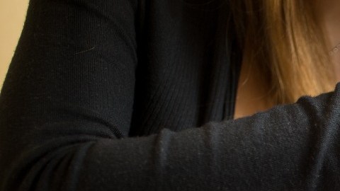 Imagen de una niña enferma con una persona que la acompaña.