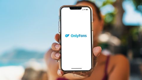 Modelo de OnlyFans se volvió viral luego de que su cabeza “explotara” después de una cirugía estética