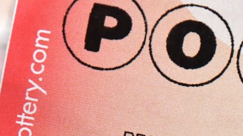 Imagen de un boleto de la lotería de Powerball en color rosado con blanco.