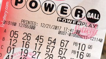 Imagen de un boleto de la lotería de Powerball en color rosado con blanco.