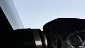 Imagen de una bomba de gasolina y de un auto que está cargando combustible.