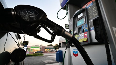 Imagen de una bomba de gasolina y de un auto que está cargando combustible.
