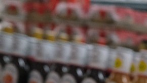 Imagen de un congelador con pavos y otros productos en el fondo en estantes.