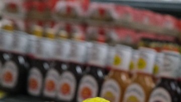 Imagen de un congelador con pavos y otros productos en el fondo en estantes.