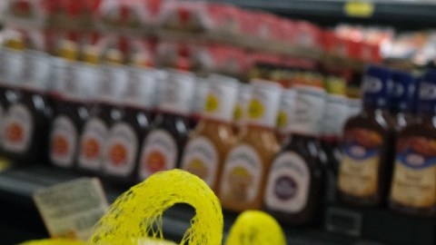Imagen de un congelador con pavos y otros productos en el fondo en estantes.