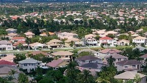 Imagen de varias casas en la orilla de una laguna en Miramar, Florida.