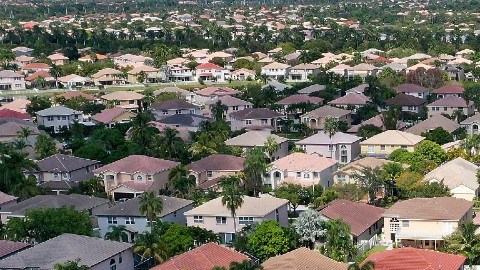 Imagen de varias casas en la orilla de una laguna en Miramar, Florida.