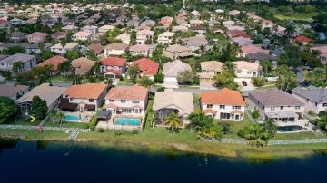 Imagen de varias casas en la orilla de una laguna en Miramar, Florida.