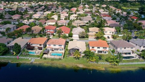 Imagen de varias casas en la orilla de una laguna en Miramar, Florida.