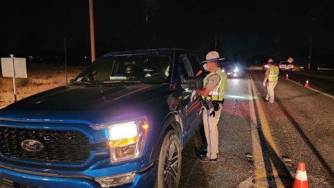 La Patrulla de Caminos realiza un retén para asegurarse que los conductores no manejen alcoholizados.