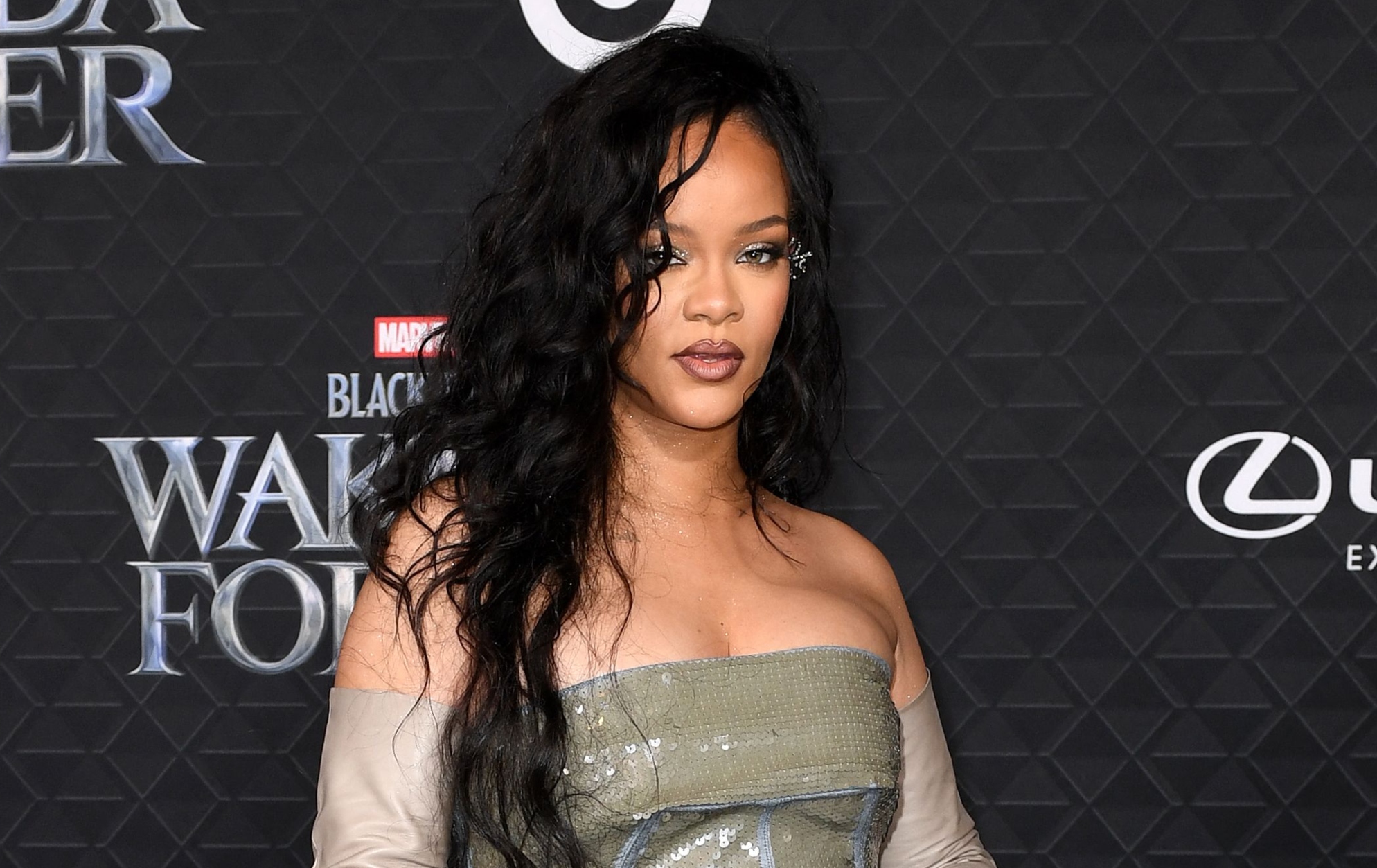 Rihanna shows off her figure and even exposes her rear in daring ...