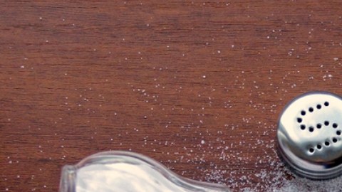 Consumir sal en exceso puede elevar los niveles de estrés, afirma estudio