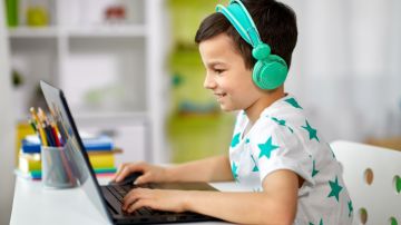 Tener acceso a una computadora puede ayudar a mantener buena salud mental en los jóvenes