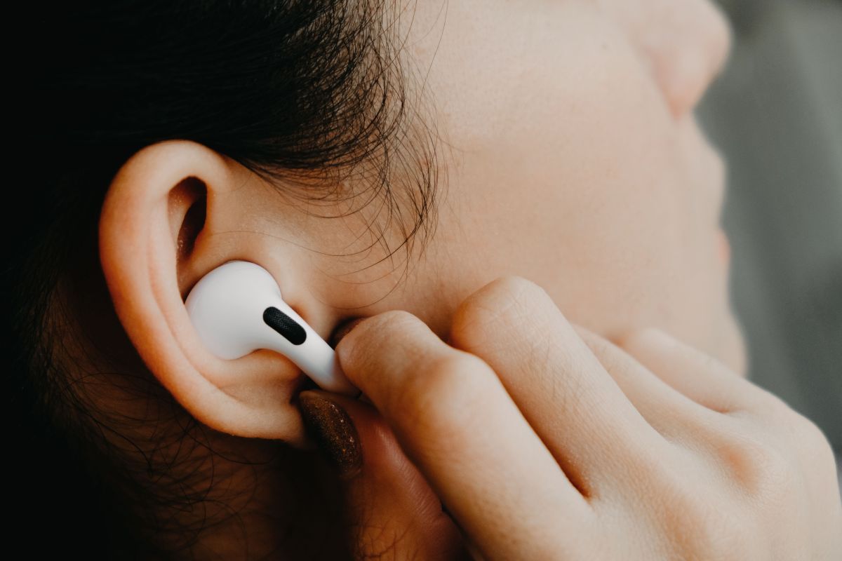 La función de "Live Listen" de los AirPods Pro 2 permite que las personas con problemas auditivos puedan escuchar los sonidos ambientales amplificados