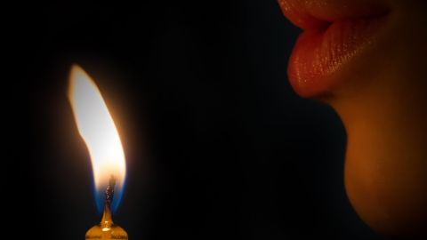 Soplar una vela
