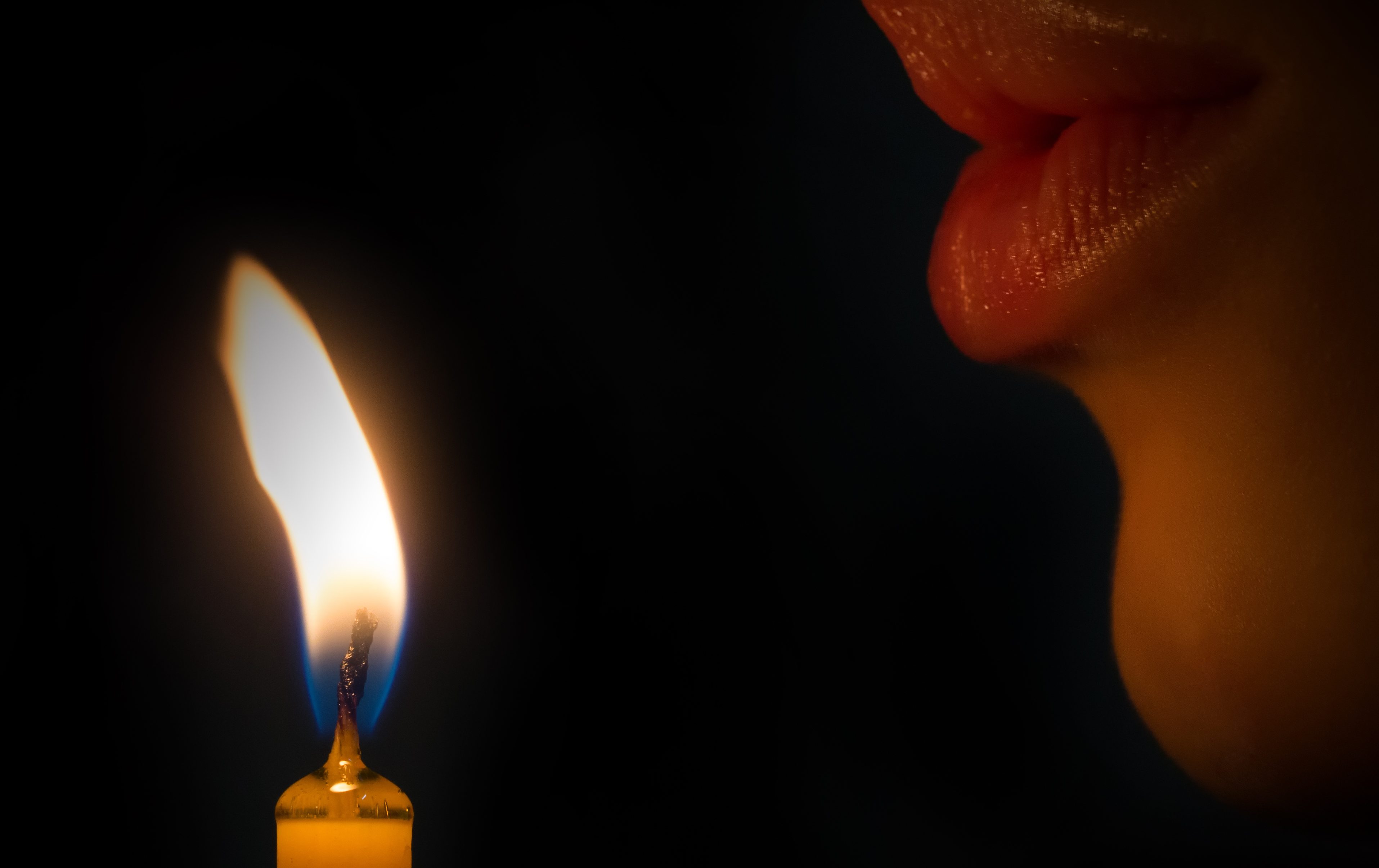 Por qué no se debe soplar una vela: cómo apagarla correctamente