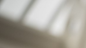 Imagen de un anuncio luminoso del logotipo de la cadena de café Starbucks en color verde y blanco.