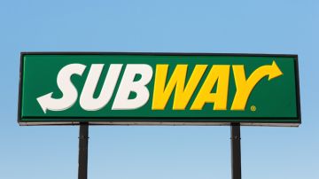 Imagen de un letrero de la marca Subway en colores verde, amarillo y blanco.