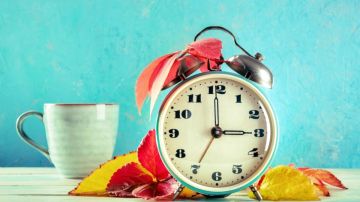 Cómo lograr despertarse más temprano cada día, según recomendaciones de un especialista en sueño