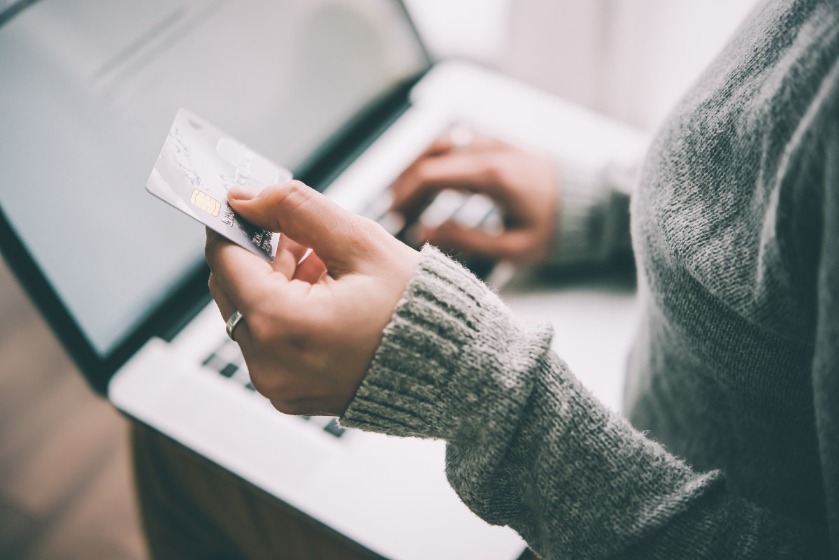 Hay tarjetas de crédito que ofrecen hasta un 5 % de ahorro en las compras y un 0 % de tasas de interés introductorias, según el análisis de WalletHub.