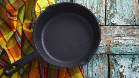 Sartenes de teflón liberan millones de partículas microplásticas al cocinar: cómo afectan la salud