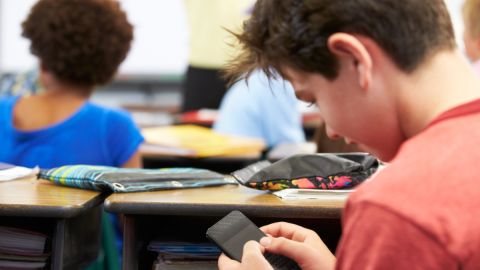 La edad en que los niños tienen teléfonos móviles no tiene que ver con su bienestar: por qué