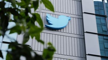 Imagen del logotipo de la red social Twitter en color azul en el muro de una de sus oficinas.
