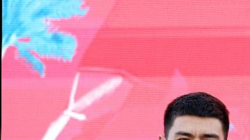 Dmitry Bivol y Gilberto 'Zurdo' Ramírez en la ceremonia de pesaje previa a su duelo por el cinturón de campeón mundial de peso semicompleto.