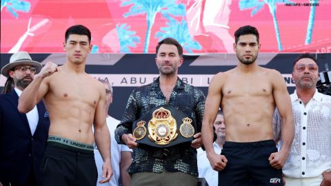 Dmitry Bivol y Gilberto 'Zurdo' Ramírez en la ceremonia de pesaje previa a su duelo por el cinturón de campeón mundial de peso semicompleto.