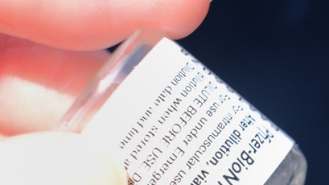 Pfizer y BioNTech unirán fuerzas para crear una vacuna combinada contra la gripe y el COVID