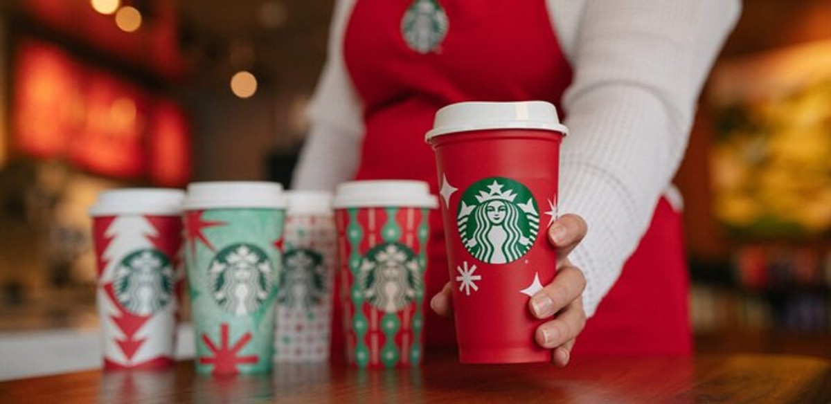 Según Starbucks, los clientes que traigan su vaso rojo reutilizable obtendrán un descuento y mayores beneficios si son parte de un programa de membresía.