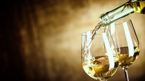 Beber una copa de vino blanco todas las noches afecta la salud más de lo que se imagina