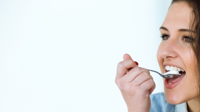 Cómo comer yogur a diario para ayudar a bajar la grasa abdominal