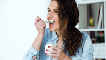 Cómo comer yogur a diario para ayudar a bajar la grasa abdominal