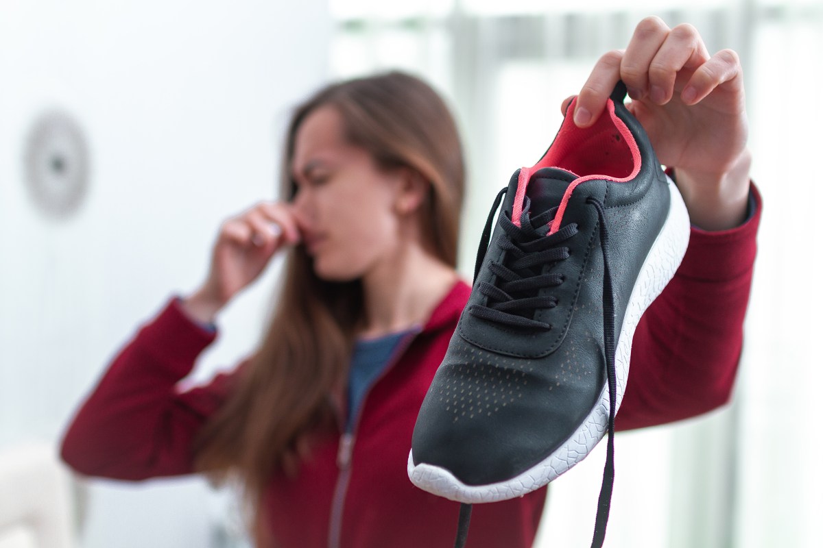 Sencillo truco casero elimina los malos olores de tus zapatos