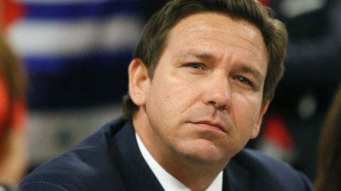 Ron DeSantis es demandado en Florida por organizaciones que protegen a los migrantes.