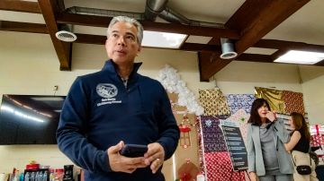 El fiscal Bonta ayuda a preparar regalos navideños en la sede de una organización civil en Chula Vista.