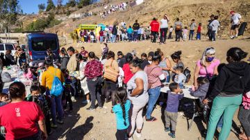 Miles de migrantes esperan en Tijuana para cruzar a Estados Unidos.