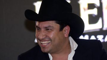 Julión Álvarez enfrenta el escándalo tras cantar ebrio en un palenque.