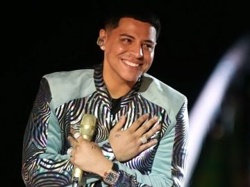 Eduin Caz de Grupo Firme se tatúa a su abuelo | Mezcalent.