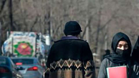 Los talibanes eliminan el acceso de las mujeres a las universidades