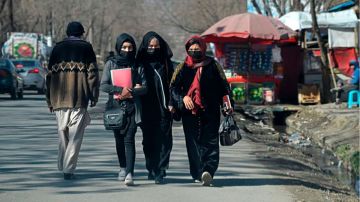 Los talibanes eliminan el acceso de las mujeres a las universidades