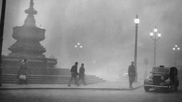 La extraordinaria nube de esmog que cubrió Londres hace 70 años y que sumió a la ciudad en el caos y la oscuridad